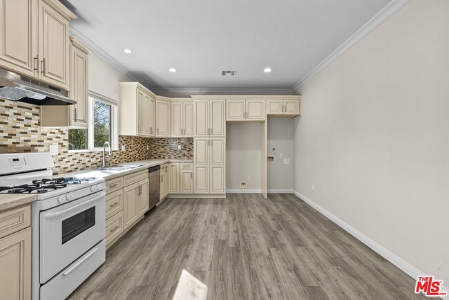 Photo - 6715 Cedros Ave