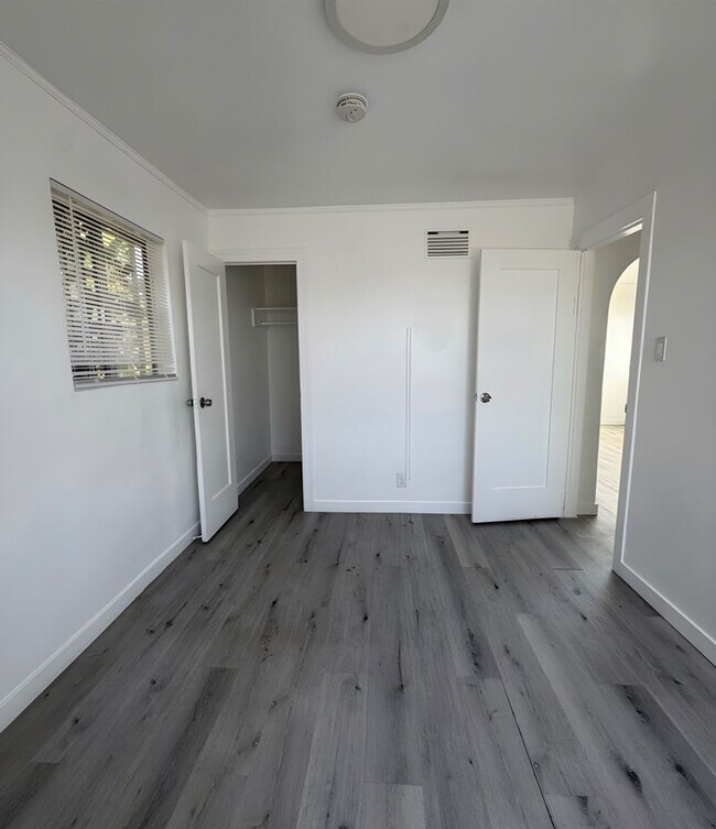 Photo - 519 W 42nd Pl