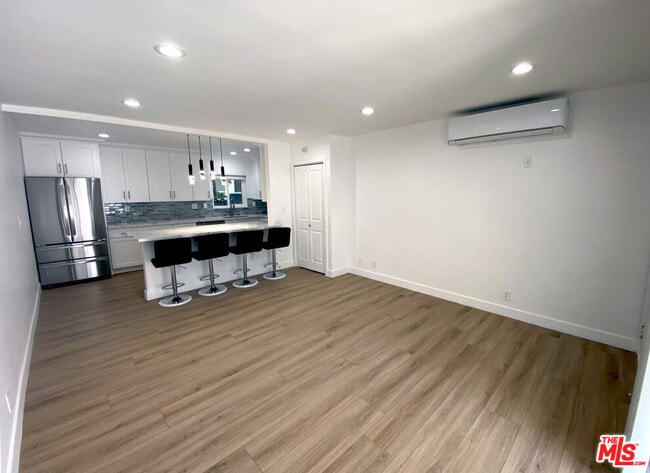 Building Photo - 1438 S Barrington Ave Unit 1