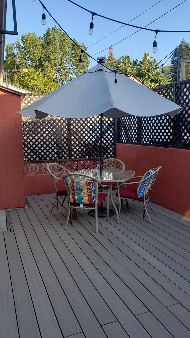 Patio with furniture, gas grill, gas heater connected to city gas - 4049 Sunset Dr Unit 4049