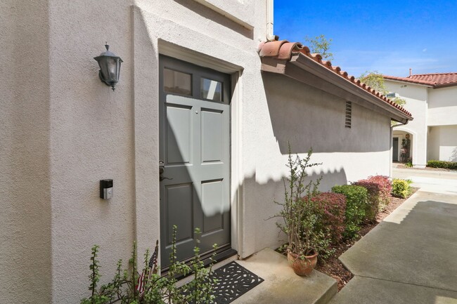 Photo - Beautiful Orange County Upstairs Condo! Must See!!