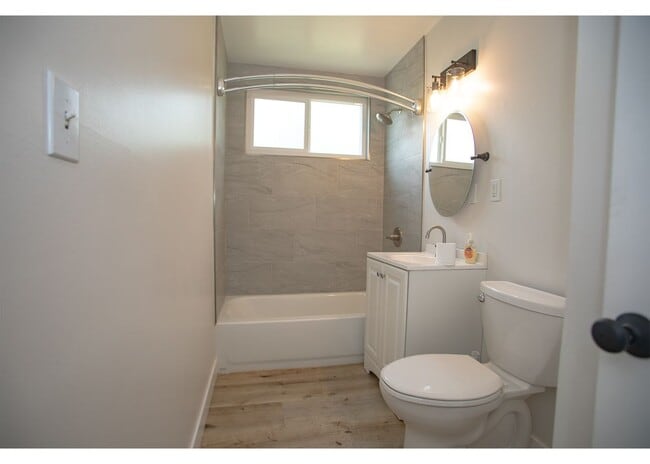 Photo - 496 W 48th St
