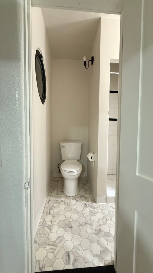 BATHROOM - 4400 N Lakewood Blvd