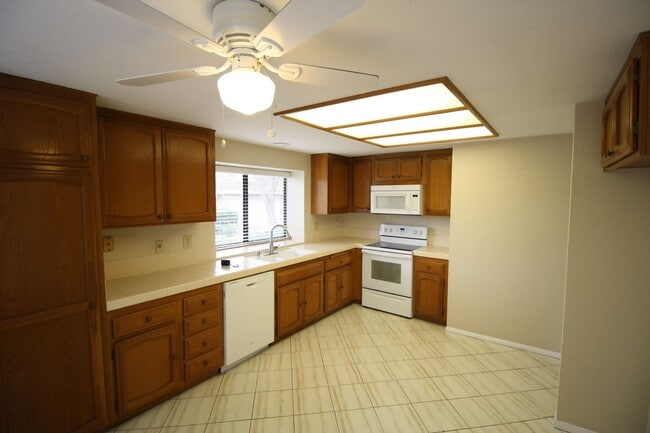 Photo - Rancho Bernardo End Unit Townhome - 2 Bed - 2 Bath -2 Car Garage - Private Patio