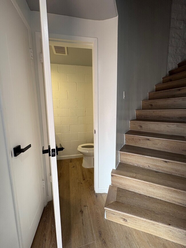 Photo - 240 W Queen St Unit 240