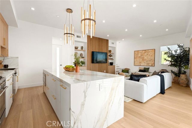 Photo - 11024 Oxnard St