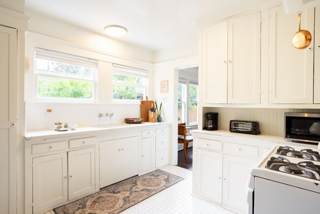 Kitchen - 810 Crestmoore Pl Unit 1
