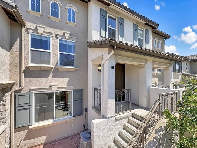 Spacious 2B/2.5BA Tri-Level Townhouse w/ 2... - Spacious 2B/2.5BA Tri-Level Townhouse w/ 2...