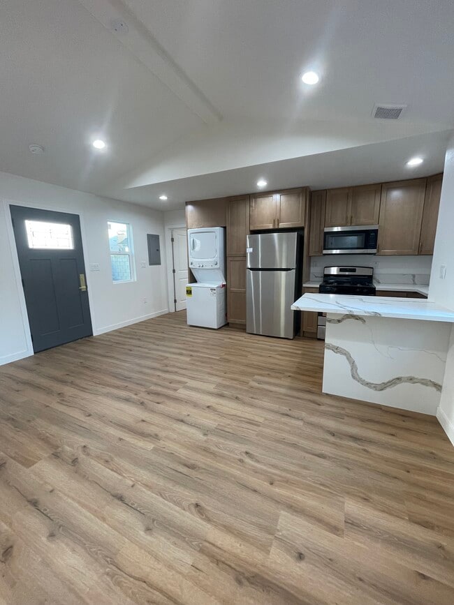 Photo - 1346 W 37th St