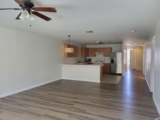 Building Photo - LARGE 3 BED 2 BATH DUPLEX
