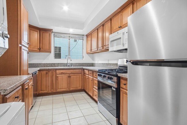 Building Photo - 454 N Oakhurst Dr