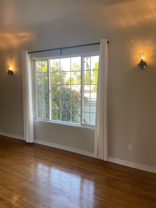 Building Photo - 1163 N Genesee Ave Unit 1163.5