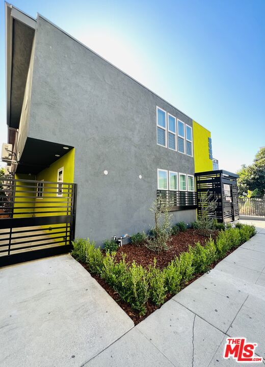Building Photo - 6244 De Longpre Ave Unit 2 Rental