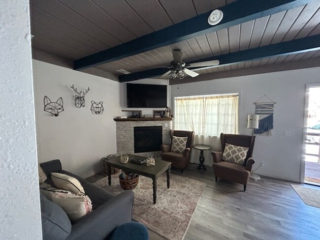 Photo - 3 bed / 2 bath furnished home.  6 month re...