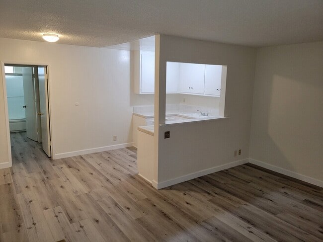 Photo - 10917 Blix St