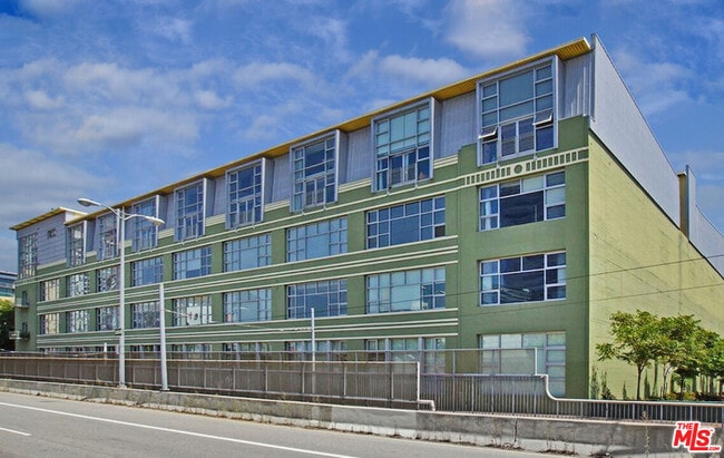 Building Photo - 1130 Flower St Unit 405